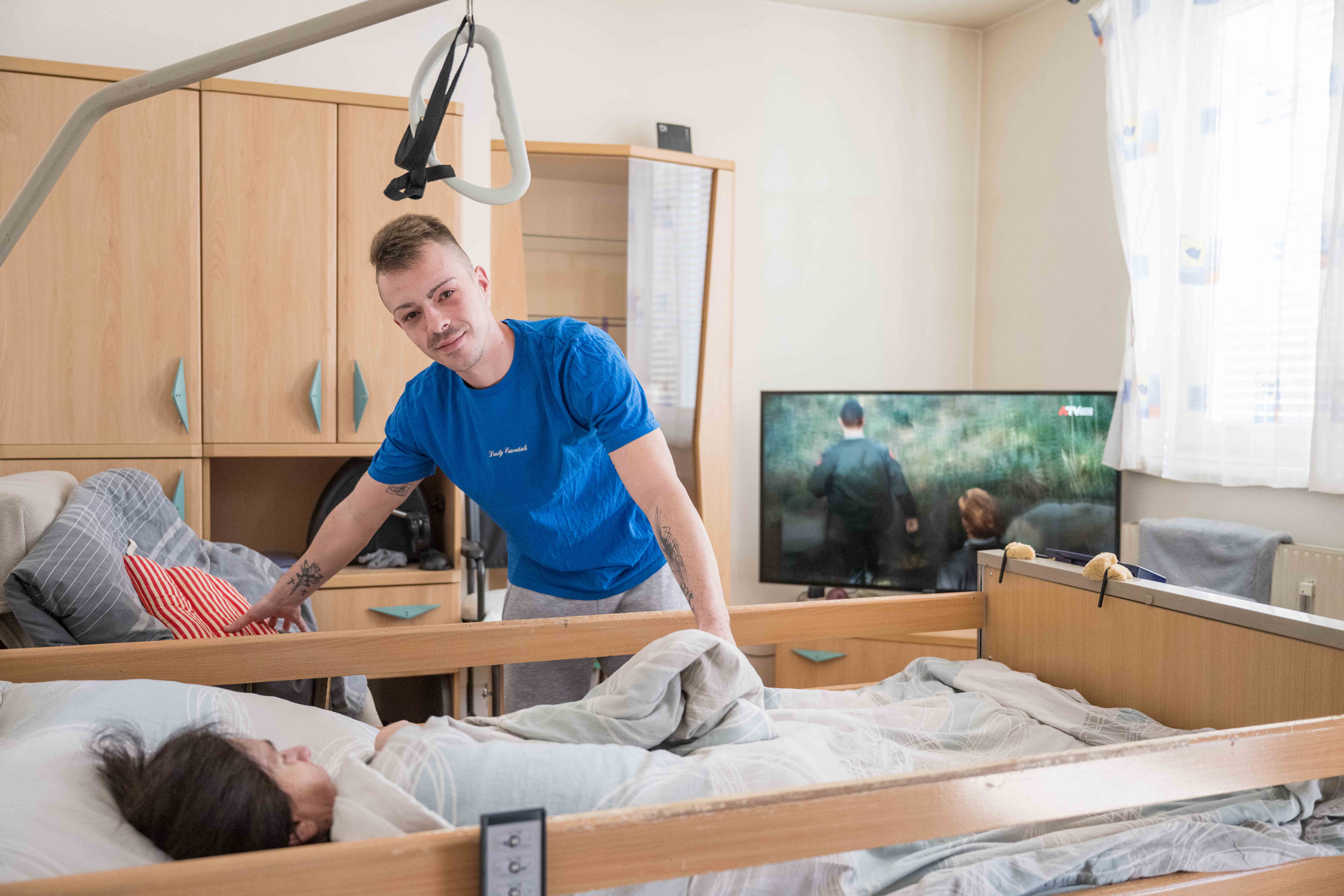 Jugend für Pflege geopfert: Kann eine Anstellung helfen?